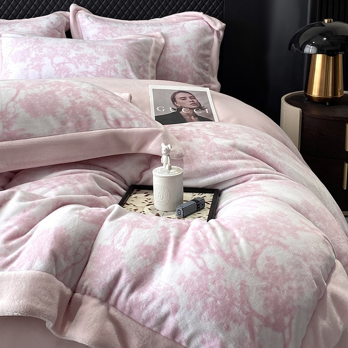 91家纺网 家纺一手货源 找家纺 优悦生活馆 2025新款牛奶绒印花四件套-维也纳 维也纳-白桃粉