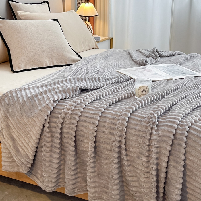 91家纺网 家纺一手货源 找家纺 一帆毯业 2024新款抽条压缩代发抽空跨境外贸260克兔毛珊瑚法兰绒空调毯子抽条毛毯简约牛奶绒盖毯 暮云灰