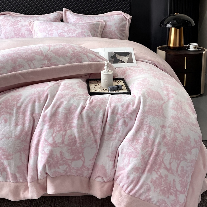 91家纺网 家纺一手货源 找家纺 优悦生活馆 2025新款牛奶绒印花四件套-维也纳 维也纳-白桃粉