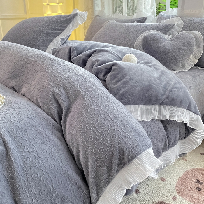 91家纺网 家纺一手货源 找家纺 畅畅家纺 2024直播爆款8斤230克雕花牛奶绒韩版花边法莱绒烂花四件套 公主风-浅灰