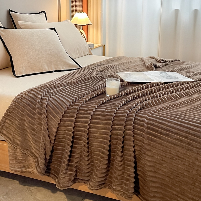 91家纺网 家纺一手货源 找家纺 一帆毯业 2024新款抽条压缩代发抽空跨境外贸260克兔毛珊瑚法兰绒空调毯子抽条毛毯简约牛奶绒盖毯 甘草咖