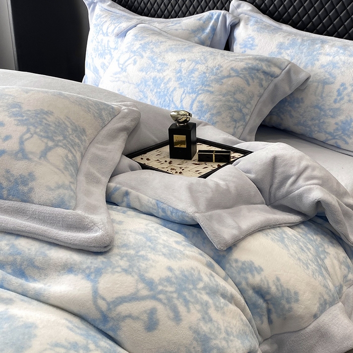 91家纺网 家纺一手货源 找家纺 优悦生活馆 2025新款牛奶绒印花四件套-维也纳 维也纳-天空蓝