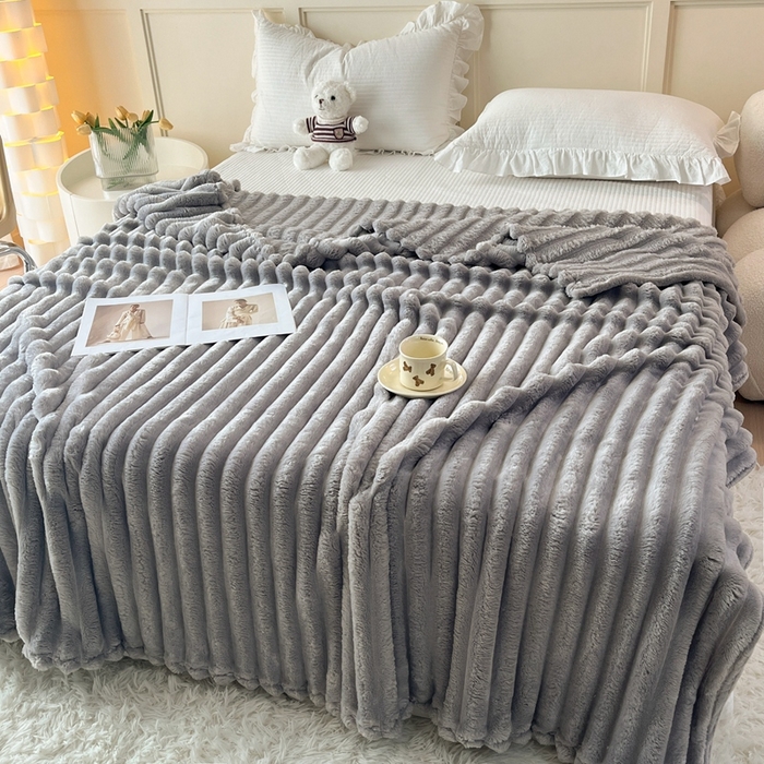 91家纺网 家纺一手货源 找家纺 璐维斯家纺 2025款直播热款400g大抽条仿兔毛绒毛毯加厚保暖毯子可供跨境外 浅灰