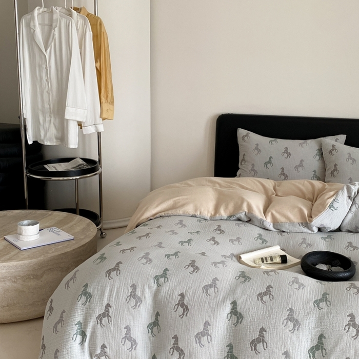 91家纺网 家纺一手货源 找家纺 赫帛 2024新款A类全棉色织三层纱水洗棉四件套-渐变马 渐变马-绿灰