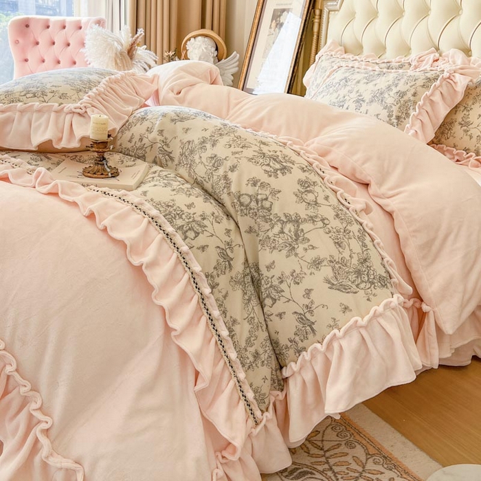 91家纺网 家纺一手货源 找家纺 亲亲公主 2025新款高克重牛奶绒花边四件套-法式情怀 奶油粉