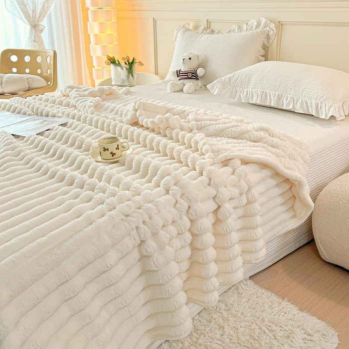 91家纺网 家纺一手货源 找家纺 璐维斯家纺 2025款直播热款400g大抽条仿兔毛绒毛毯加厚保暖毯子可供跨境外 米白