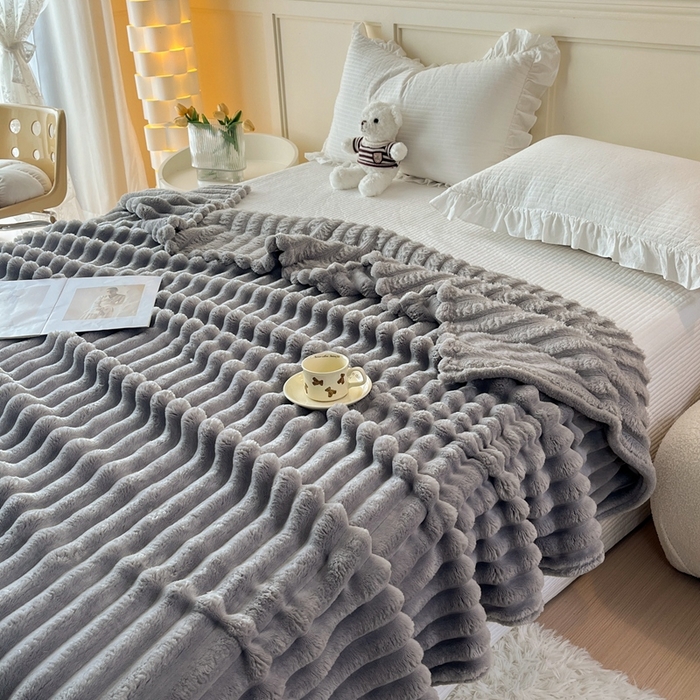 91家纺网 家纺一手货源 找家纺 璐维斯家纺 2025款直播热款400g大抽条仿兔毛绒毛毯加厚保暖毯子可供跨境外 浅灰