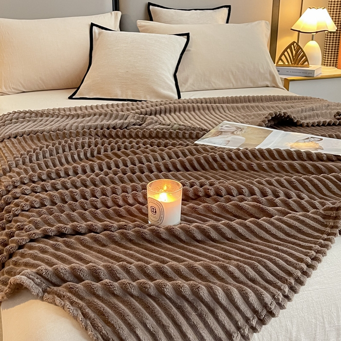 91家纺网 家纺一手货源 找家纺 一帆毯业 2024新款抽条压缩代发抽空跨境外贸260克兔毛珊瑚法兰绒空调毯子抽条毛毯简约牛奶绒盖毯 甘草咖