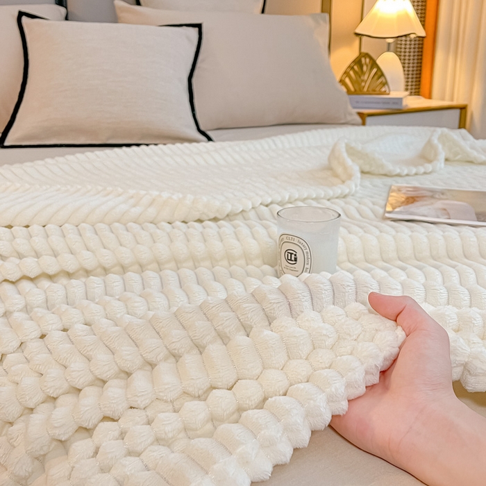 91家纺网 家纺一手货源 找家纺 一帆毯业 2024新款抽条压缩代发抽空跨境外贸260克兔毛珊瑚法兰绒空调毯子抽条毛毯简约牛奶绒盖毯 奶昔白