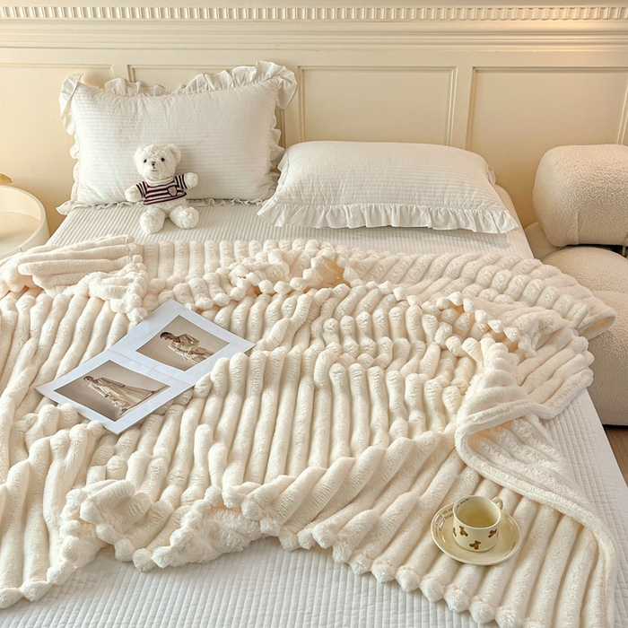 91家纺网 家纺一手货源 找家纺 璐维斯家纺 2025款直播热款400g大抽条仿兔毛绒毛毯加厚保暖毯子可供跨境外 米白