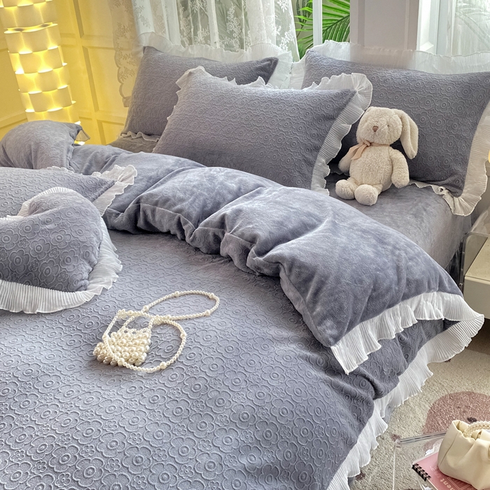 91家纺网 家纺一手货源 找家纺 畅畅家纺 2024直播爆款8斤230克雕花牛奶绒韩版花边法莱绒烂花四件套 公主风-浅灰