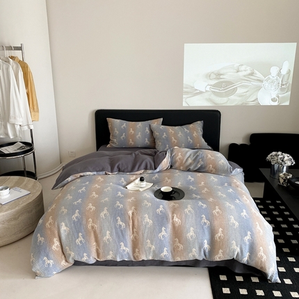 91家纺网 家纺一手货源 找家纺 赫帛 2024新款A类全棉色织三层纱水洗棉四件套-渐变马 渐变马-蓝灰