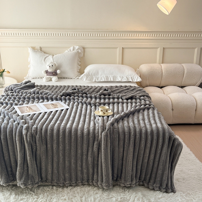 91家纺网 家纺一手货源 找家纺 璐维斯家纺 2025款直播热款400g大抽条仿兔毛绒毛毯加厚保暖毯子可供跨境外 深灰