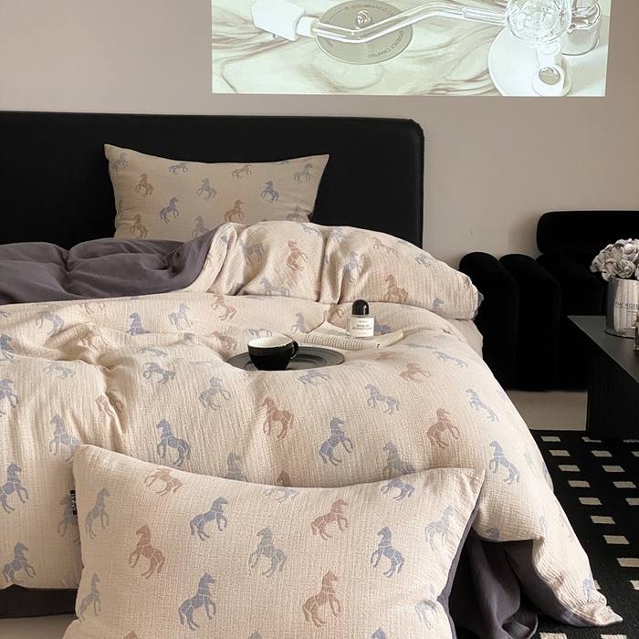 91家纺网 家纺一手货源 找家纺 赫帛 2024新款A类全棉色织三层纱水洗棉四件套-渐变马 渐变马-米色