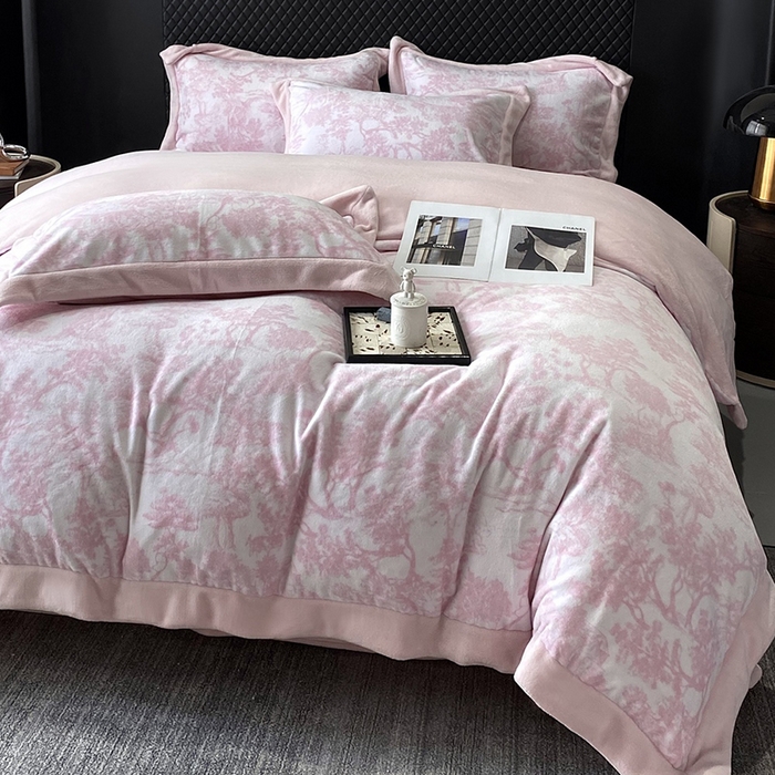 91家纺网 家纺一手货源 找家纺 优悦生活馆 2025新款牛奶绒印花四件套-维也纳 维也纳-白桃粉