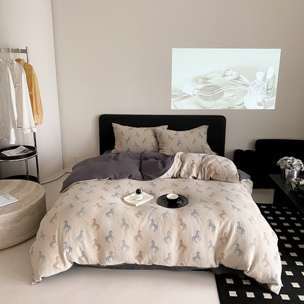 91家纺网 家纺一手货源 找家纺 赫帛 2024新款A类全棉色织三层纱水洗棉四件套-渐变马 渐变马-米色