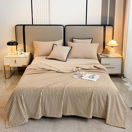 一帆毯业 2024新款抽条压缩代发抽空跨境外贸260克兔毛珊瑚法兰绒空调毯子抽条毛毯简约牛奶绒盖毯 麻薯咖