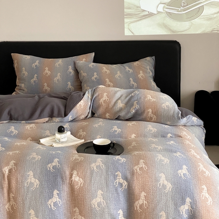 91家纺网 家纺一手货源 找家纺 赫帛 2024新款A类全棉色织三层纱水洗棉四件套-渐变马 渐变马-蓝灰