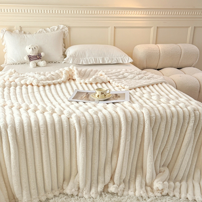 91家纺网 家纺一手货源 找家纺 璐维斯家纺 2025款直播热款400g大抽条仿兔毛绒毛毯加厚保暖毯子可供跨境外 米白