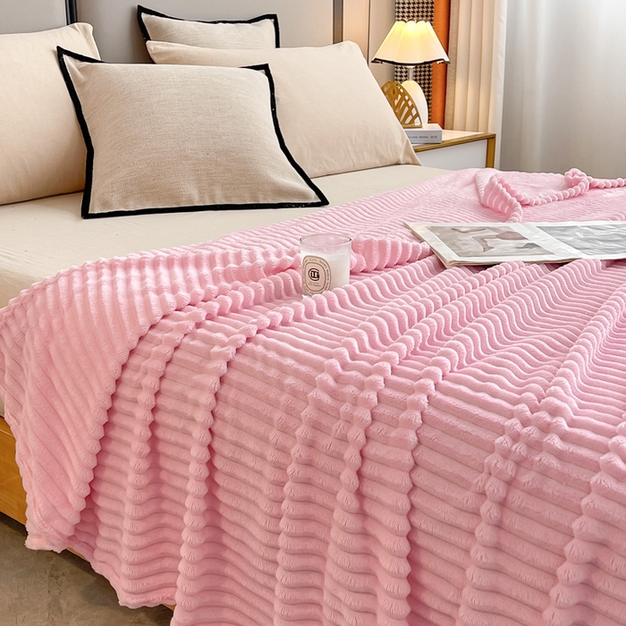 91家纺网 家纺一手货源 找家纺 一帆毯业 2024新款抽条压缩代发抽空跨境外贸260克兔毛珊瑚法兰绒空调毯子抽条毛毯简约牛奶绒盖毯 蔷薇粉