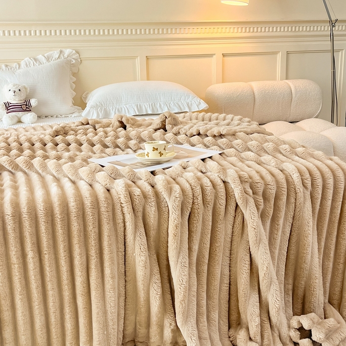 91家纺网 家纺一手货源 找家纺 璐维斯家纺 2025款直播热款400g大抽条仿兔毛绒毛毯加厚保暖毯子可供跨境外 卡其