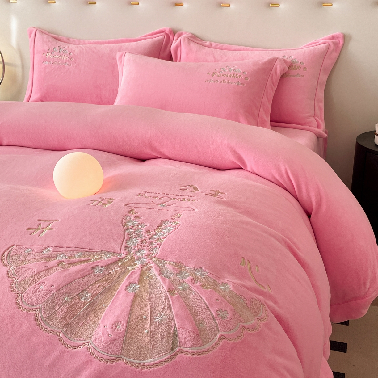 91家纺网 家纺一手货源 找家纺 新方向 2025新款全消光A类牛奶绒四件套-公主请开心2 公主请开心-粉