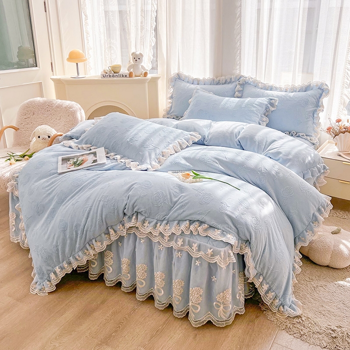 91家纺网 家纺一手货源 找家纺 虹星家纺 2024新款雕花夹棉蕾丝牛奶绒床裙四件套-罗马花园 罗马花园 天蓝