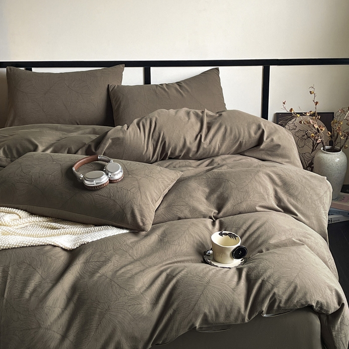 91家纺网 家纺一手货源 找家纺 雅居纺家纺 2024新款100%全棉三层纱提花四件套 树叶咖