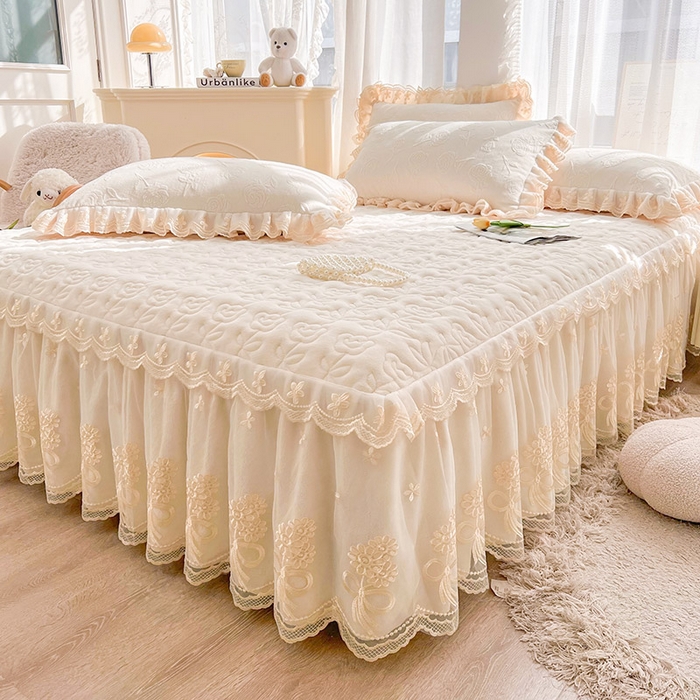 91家纺网 家纺一手货源 找家纺 虹星家纺 2024新款雕花夹棉蕾丝牛奶绒床裙-罗马花园 罗马花园 象牙白