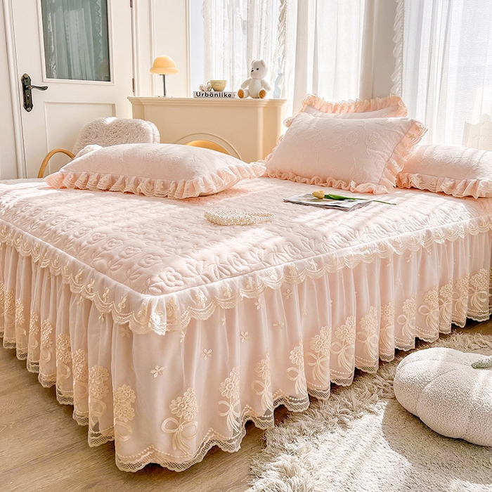 91家纺网 家纺一手货源 找家纺 虹星家纺 2024新款雕花夹棉蕾丝牛奶绒床裙-罗马花园 罗马花园 梦幻粉