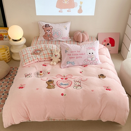 眠屿家纺 2024新款牛奶绒毛巾绣四件套 牛奶绒熊熊浪漫礼物