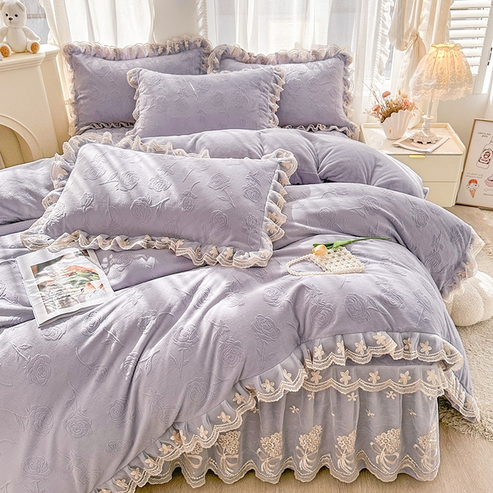 91家纺网 家纺一手货源 找家纺 虹星家纺 2024新款雕花夹棉蕾丝牛奶绒床裙四件套-罗马花园 罗马花园 香芋紫