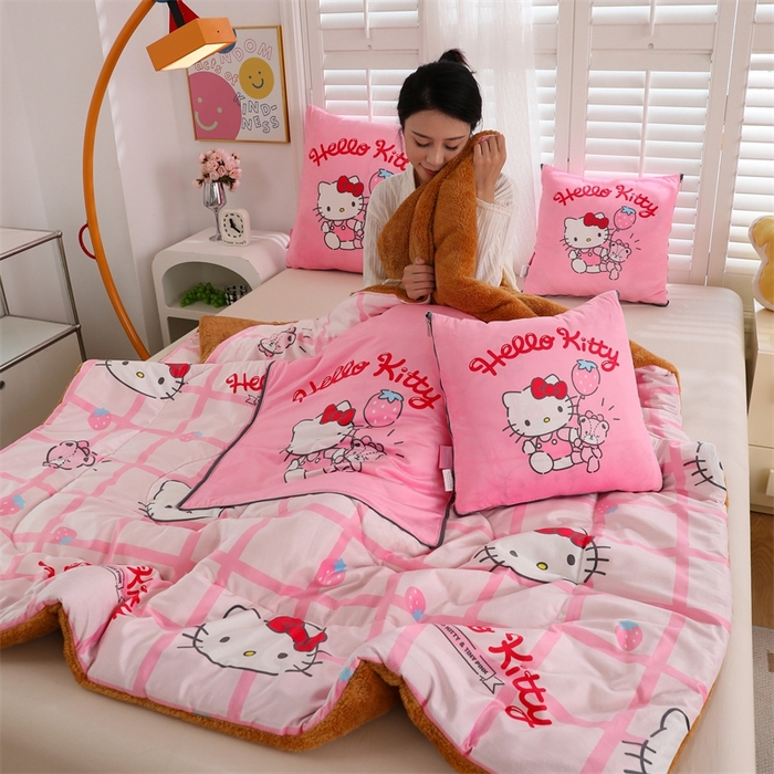 91家纺网 家纺一手货源 找家纺 照世家纺 2024新款三丽鸥印花抱枕被（控价59、82、109、139） 凯蒂猫