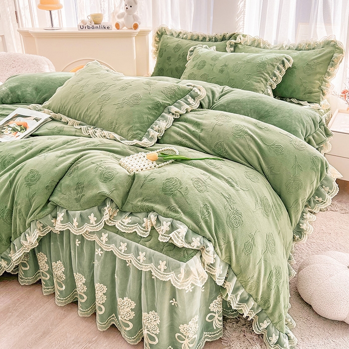 91家纺网 家纺一手货源 找家纺 虹星家纺 2024新款雕花夹棉蕾丝牛奶绒床裙四件套-罗马花园 罗马花园 果绿