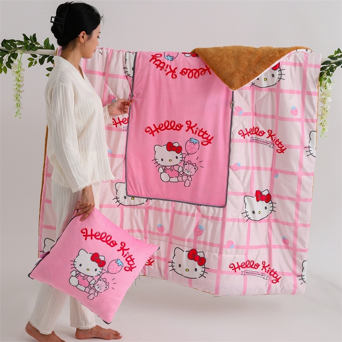 91家纺网 家纺一手货源 找家纺 照世家纺 2024新款三丽鸥印花抱枕被（控价59、82、109、139） 凯蒂猫