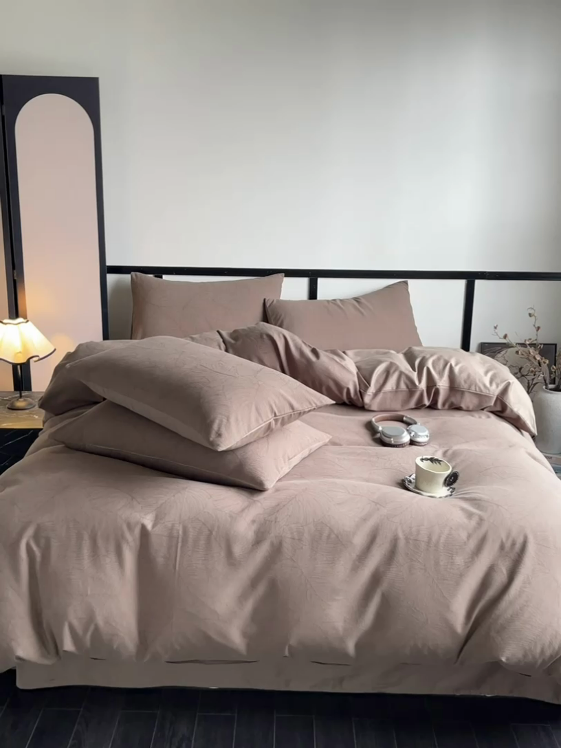 91家纺网 家纺一手货源 找家纺 雅居纺家纺 2024新款100%全棉三层纱提花四件套 树叶咖