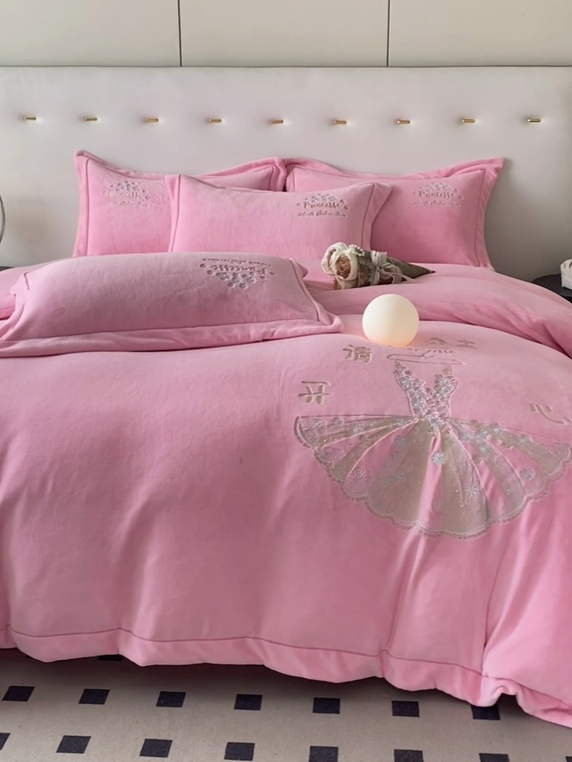 91家纺网 家纺一手货源 找家纺 新方向 2025新款全消光A类牛奶绒四件套-公主请开心2 公主请开心-粉