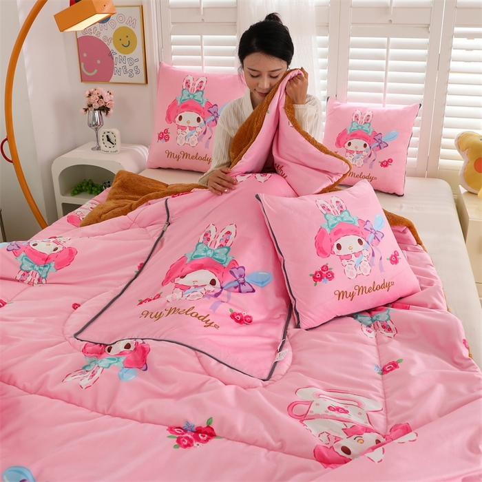 91家纺网 家纺一手货源 找家纺 照世家纺 2024新款三丽鸥印花抱枕被（控价59、82、109、139） 美乐蒂