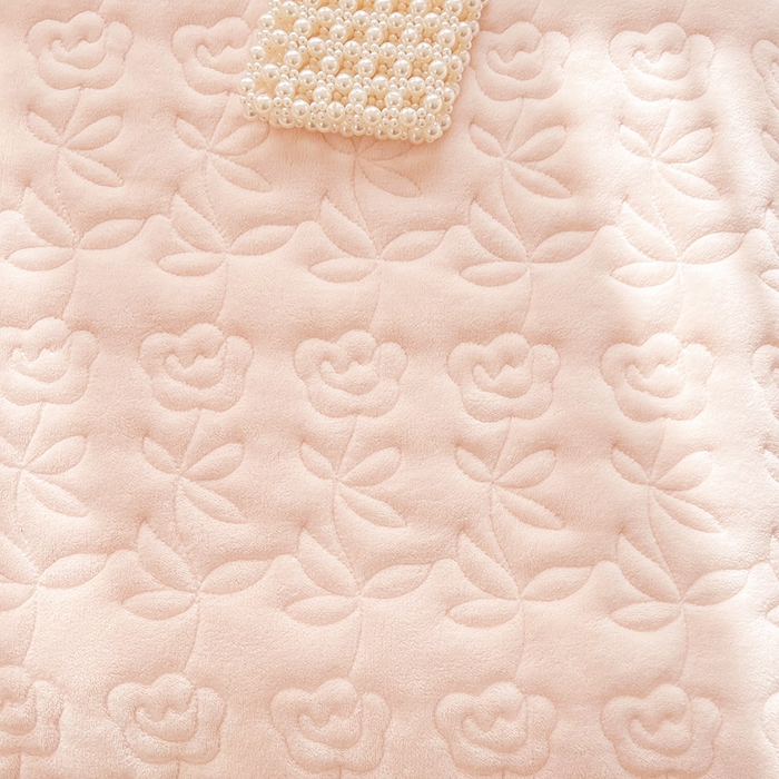 91家纺网 家纺一手货源 找家纺 虹星家纺 2024新款雕花夹棉蕾丝牛奶绒床裙-罗马花园 罗马花园 梦幻粉