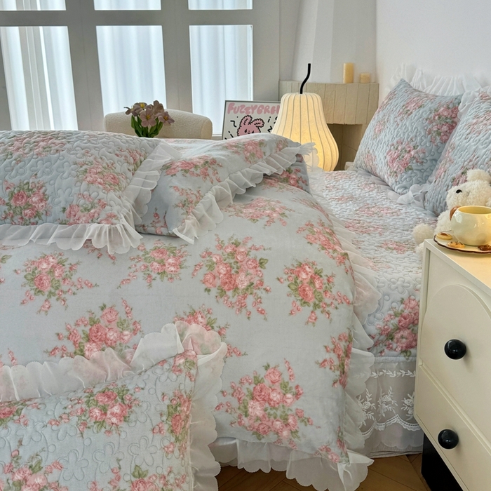 91家纺网 家纺一手货源 找家纺 添越 2024新款牛奶绒夹棉床盖三件套四件套 欧风花影