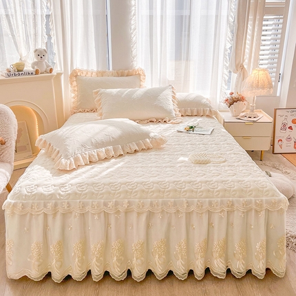 91家纺网 家纺一手货源 找家纺 虹星家纺 2024新款雕花夹棉蕾丝牛奶绒床裙-罗马花园 罗马花园 象牙白