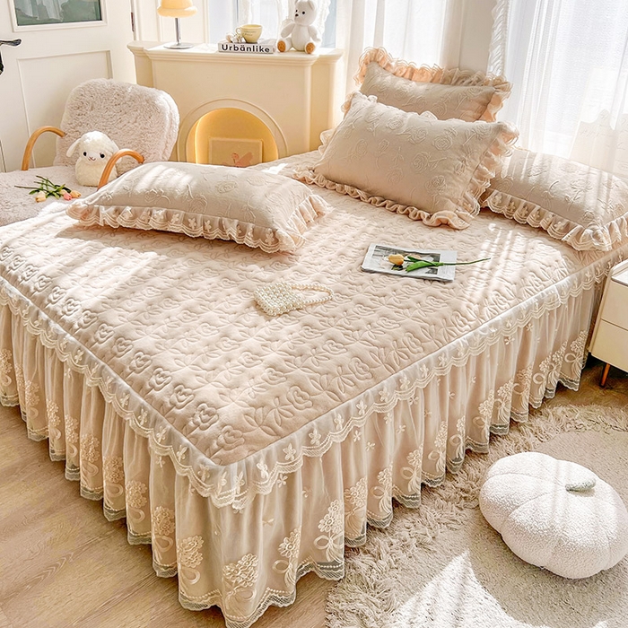 91家纺网 家纺一手货源 找家纺 虹星家纺 2024新款雕花夹棉蕾丝牛奶绒床裙-罗马花园 罗马花园 卡其