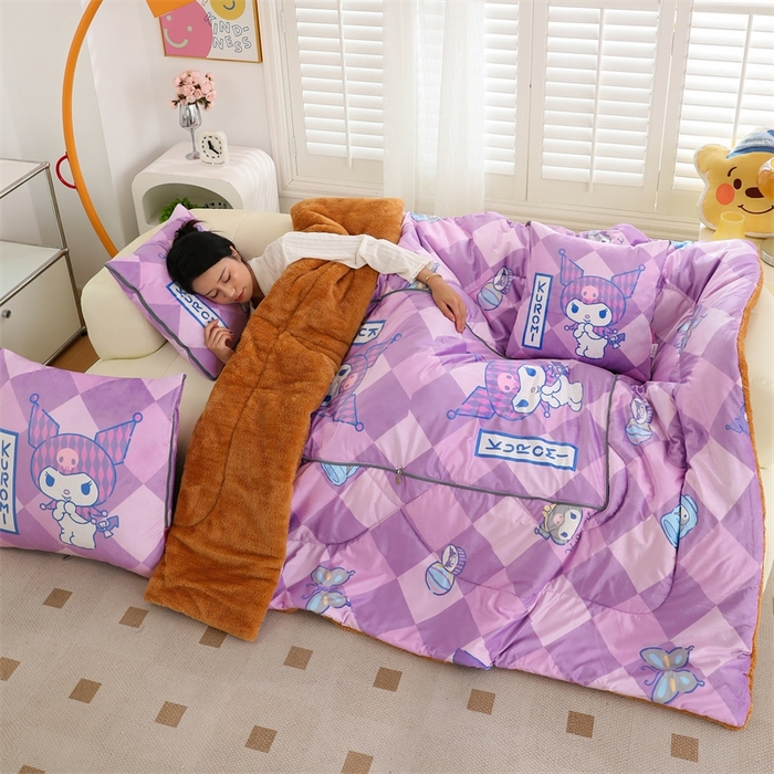 91家纺网 家纺一手货源 找家纺 照世家纺 2024新款三丽鸥印花抱枕被（控价59、82、109、139） 库洛米