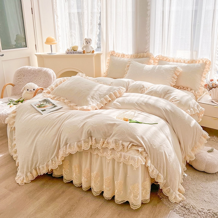 91家纺网 家纺一手货源 找家纺 虹星家纺 2024新款雕花夹棉蕾丝牛奶绒床裙四件套-罗马花园 罗马花园 象牙白