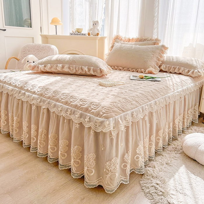 91家纺网 家纺一手货源 找家纺 虹星家纺 2024新款雕花夹棉蕾丝牛奶绒床裙-罗马花园 罗马花园 卡其