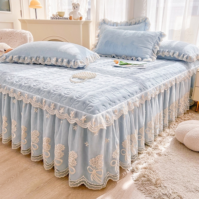 91家纺网 家纺一手货源 找家纺 虹星家纺 2024新款雕花夹棉蕾丝牛奶绒床裙-罗马花园 罗马花园 天蓝