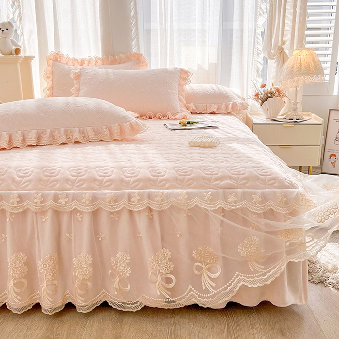 91家纺网 家纺一手货源 找家纺 虹星家纺 2024新款雕花夹棉蕾丝牛奶绒床裙四件套-罗马花园 罗马花园 梦幻粉