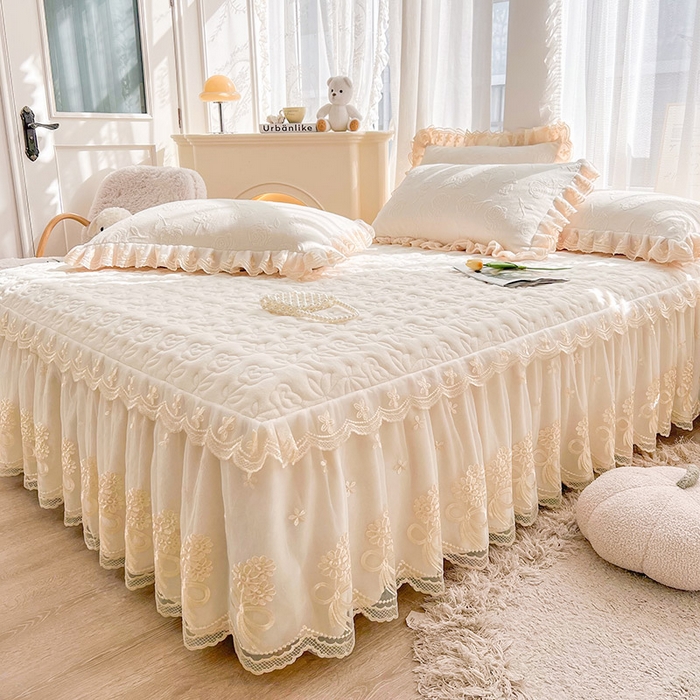 91家纺网 家纺一手货源 找家纺 虹星家纺 2024新款雕花夹棉蕾丝牛奶绒床裙-罗马花园 罗马花园 象牙白