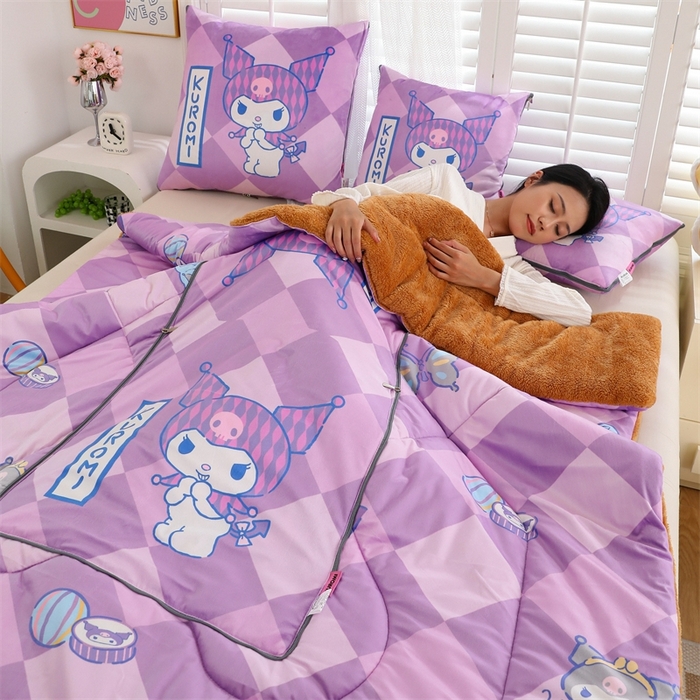 91家纺网 家纺一手货源 找家纺 照世家纺 2024新款三丽鸥印花抱枕被（控价59、82、109、139） 库洛米