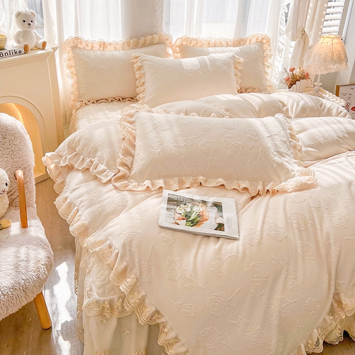 91家纺网 家纺一手货源 找家纺 虹星家纺 2024新款雕花夹棉蕾丝牛奶绒床裙四件套-罗马花园 罗马花园 象牙白